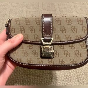 Vintage Dooney & Bourke brown & tan latch closure logo wallet